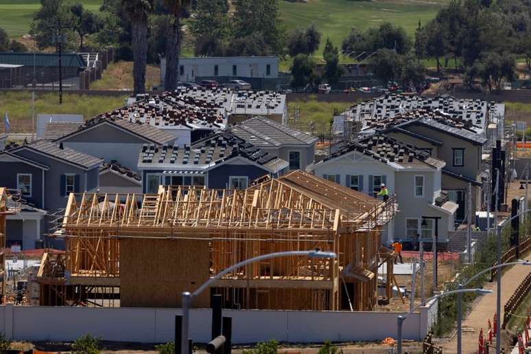 Construção de casas unifamiliares residenciais pela empresa KB Home é mostrada na comunidade de Valley Center, Califórnia, EUA, 3 de junho de 2021. REUTERS/Mike Blake