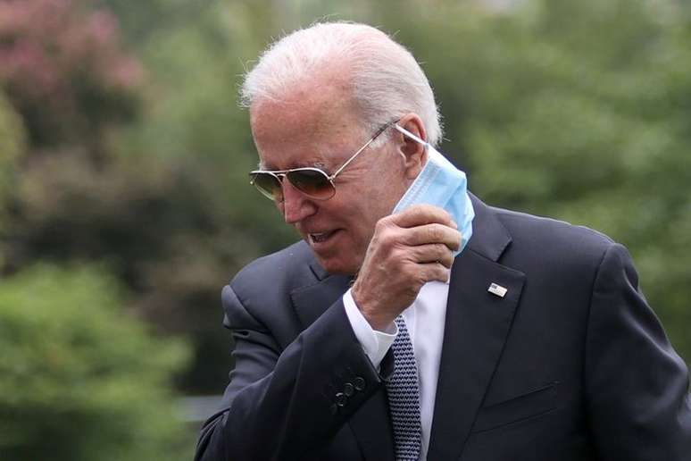 Presidente dos EUA, Joe Biden tira máscara ao chegar à Casa Branca
02/08/2021 REUTERS/Jonathan Ernst