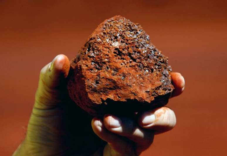Minerador segurando pedaço de minério no oeste da Austrália. 
02/12/2013   
REUTERS/David Gray
