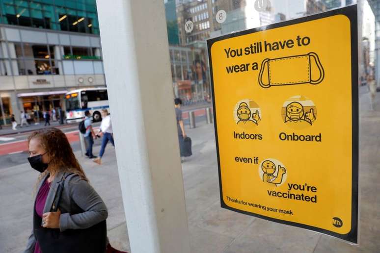 Cartaz alerta para necessidade do uso de máscara no transporte público em NY
02/08/2021
REUTERS/Andrew Kelly