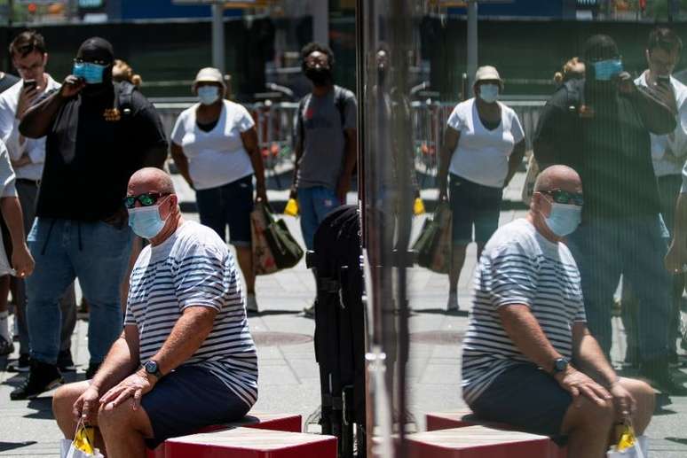 Pessoas de máscara em rua de Nova York
30/07/2021
REUTERS/Eduardo Munoz