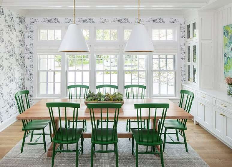 29. Cadeira verde para sala de jantar branca decorada com papel de parede e mesa de madeira – Foto: Pinterest
