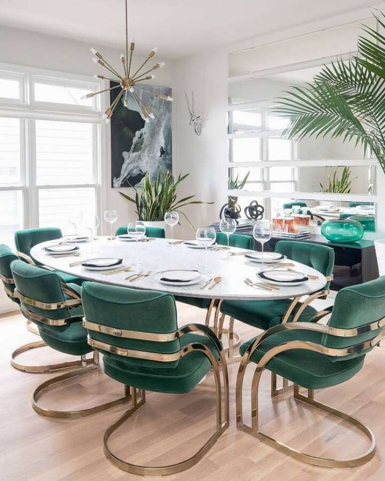 43. Decoração de sala de jantar com mesa oval e cadeira verde moderna estofada – Foto: Apartment Therapy