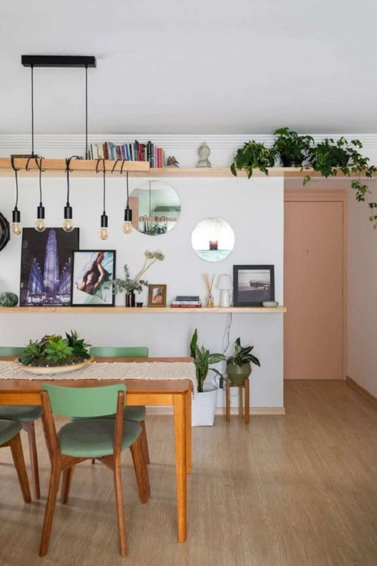 13. Cadeira de jantar verde para decoração de sala de jantar com mesa de madeira e luminária simples – Foto: Casa de Valentina