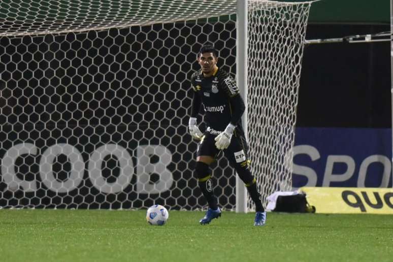 Goleiro João Paulo fez ao menos três grandes defesas na vitória do Santos (FOTO: Divulgação/Santos)