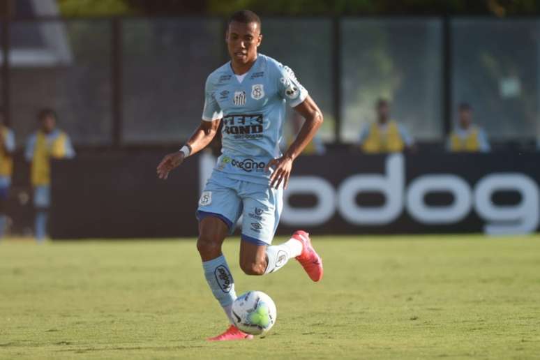 O lateral Madson virou a dono da posição no Santos (FOTO: Reprodução/ Twitter do Santos)