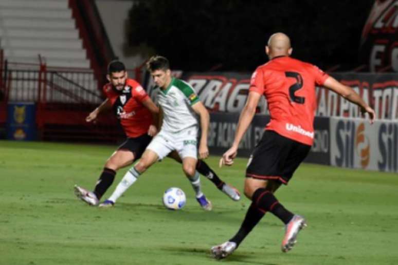 O jogo em Goiânia teve equilíbrio e gols no empate entre Coelho e Dragão-(Marina Almeida/América-MG)