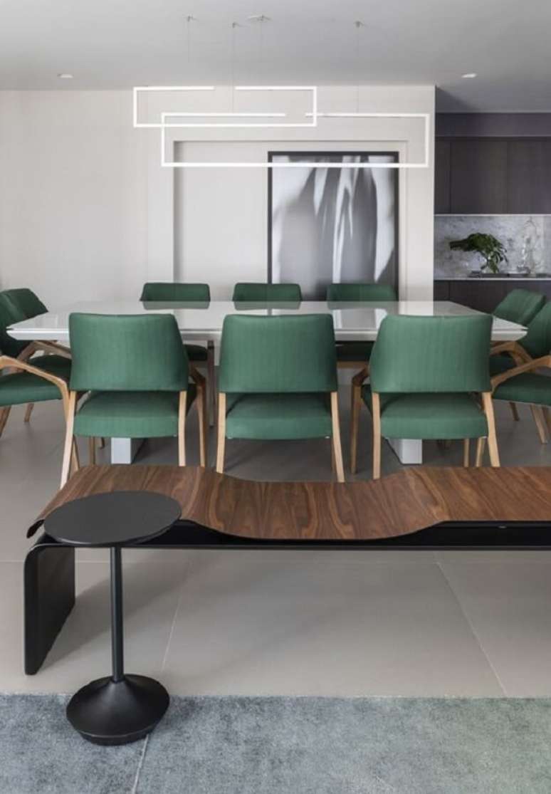35. Decoração clean com cadeira estofada verde para sala de jantar branca moderna – Foto: Futurist Architecture