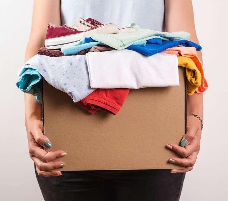 Comece separando as roupas que não usa mais! (Shutterstock)