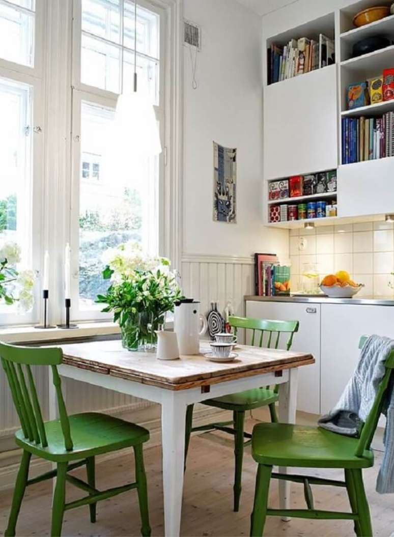 32. Cozinha branca simples decorada com cadeira verde e mesa quadrada – Foto: Pinterest