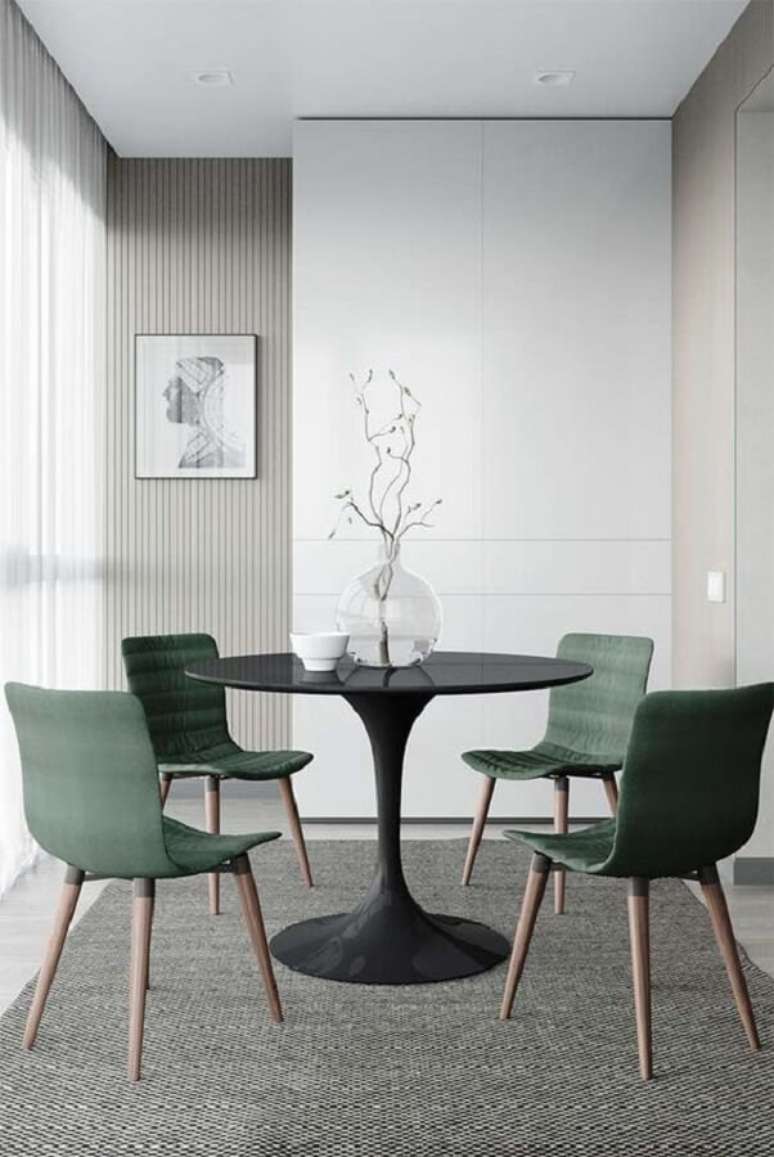 14. Cadeira de jantar verde para decoração de sala de jantar minimalista com mesa redonda – Foto: Jeito de Casa