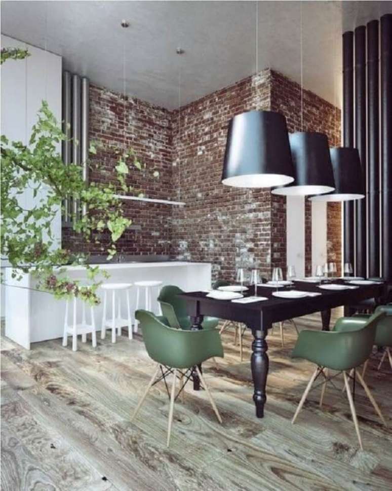 6. Sala de jantar estilo industrial decorada com luminária preta e cadeira eames verde – Foto: Futurist Architecture