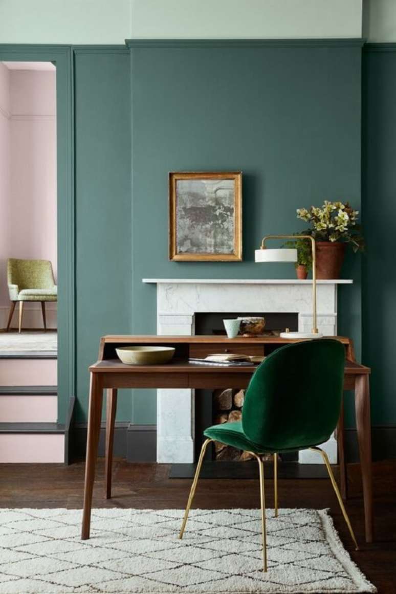 39. Decoração de home office com cadeira veludo verde para escrivaninha de madeira – Foto: Pinterest