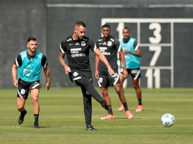 Renato Augusto pronto para cobrar escanteio