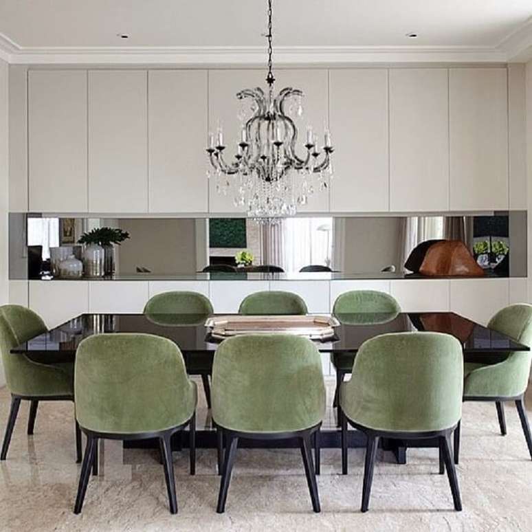 28. Cadeira verde musgo para sala de jantar moderna decorada com lustre de cristal – Foto: Jeito de Casa
