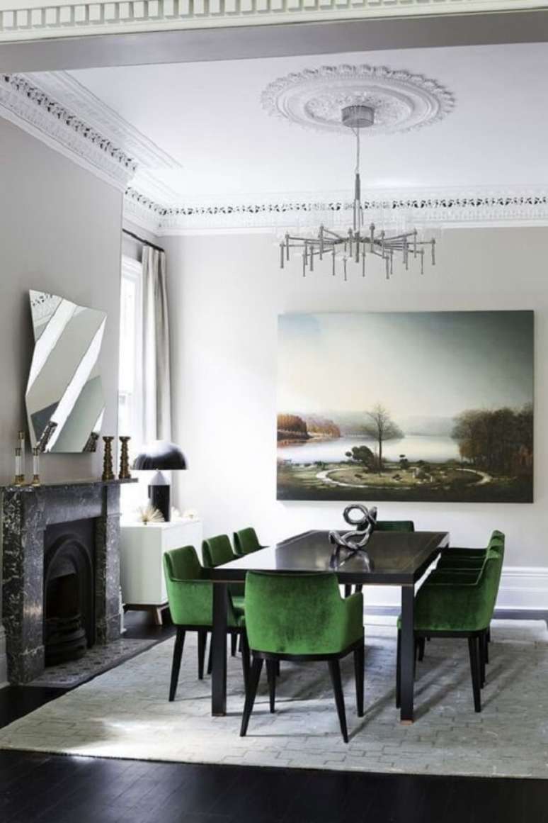 56. Sala de jantar com lareira decorada com cadeira veludo verde – Foto: Casa Très Chic