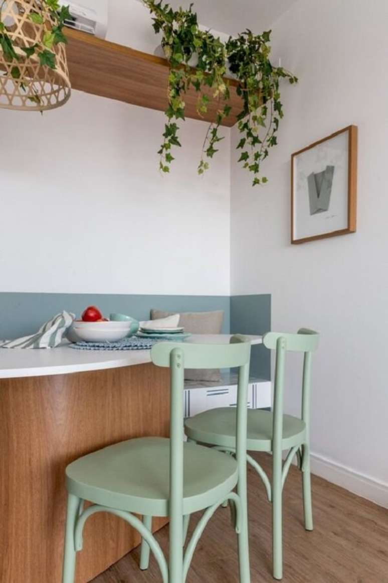 12. Balcão de cozinha decorado com cadeira verde claro – Foto: Jeito de Casa