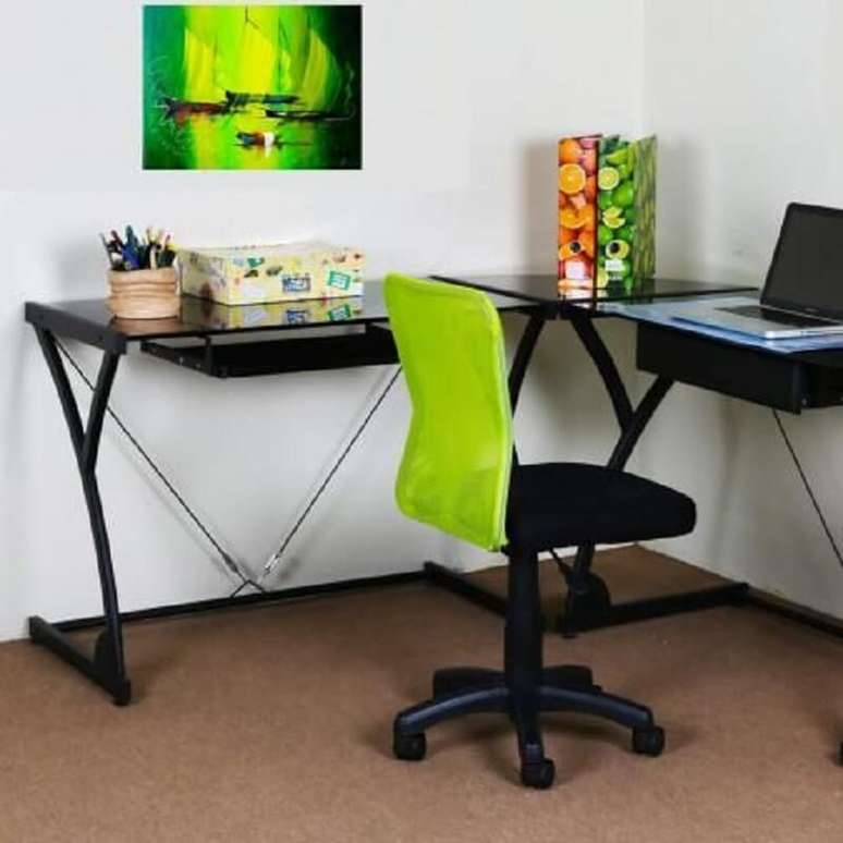 2. Decoração simples para home office com cadeira escritório verde – Foto: Pinterest