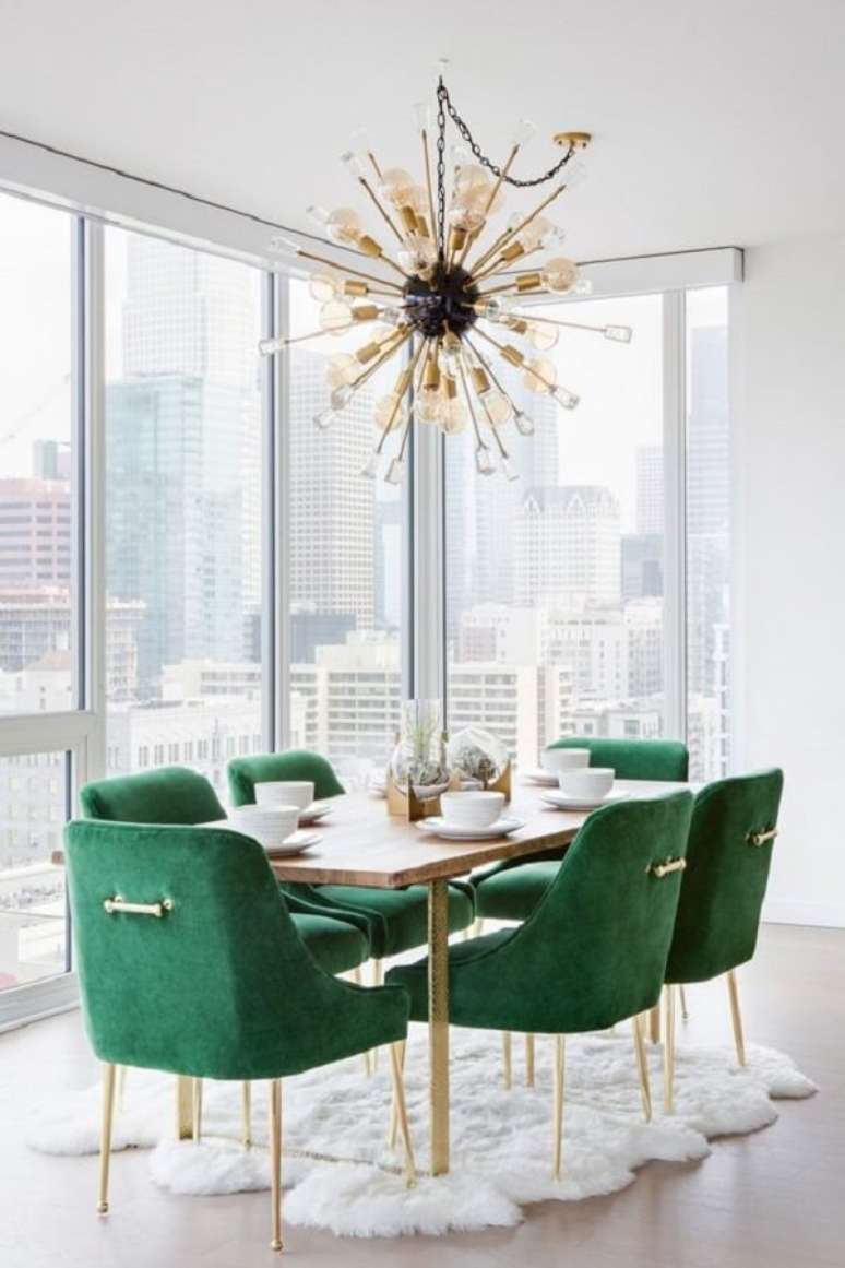 1. A cadeira verde ganha destaque na decoração da sala de jantar branca – Foto: Pinterest