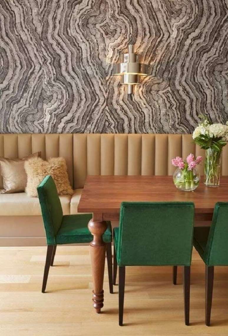 15. Cadeira estofada verde para decoração de sala de jantar em cores neutras – Foto: Casa de Valentina