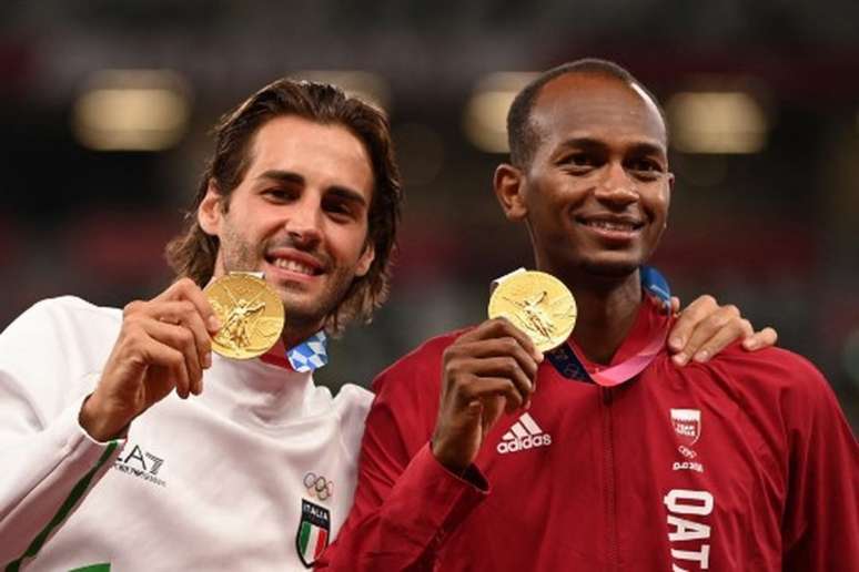 Gianmarco Tamberi, à esquerda, e Mutaz Essa Barshim, à direita, compartilharam o ouro em Tóquio (INA FASSBENDER / AFP)