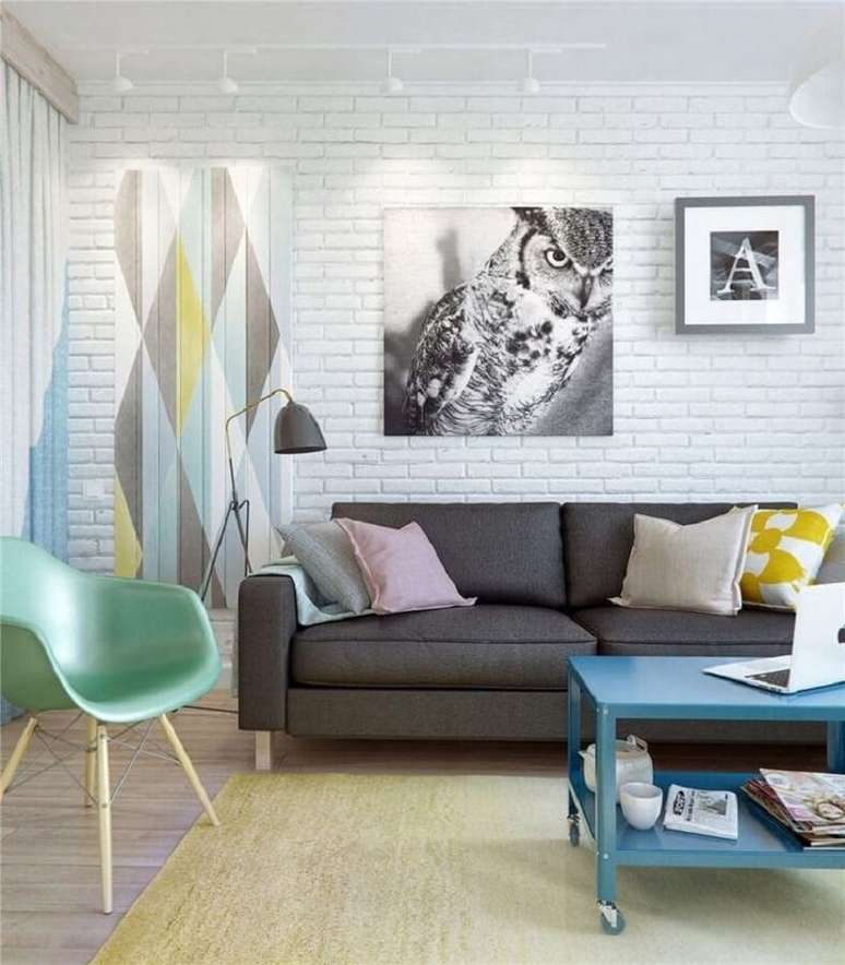 53. Sala de estar decorada com sofá cinza e cadeira verde menta – Foto: Behance
