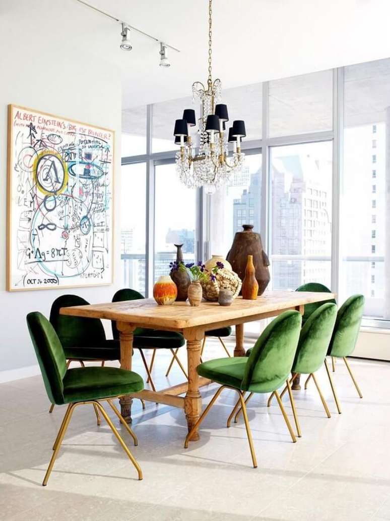 19. Cadeira veludo verde para sala de jantar branca decorada com mesa de madeira e lustre de cristal – Foto: Archdaily