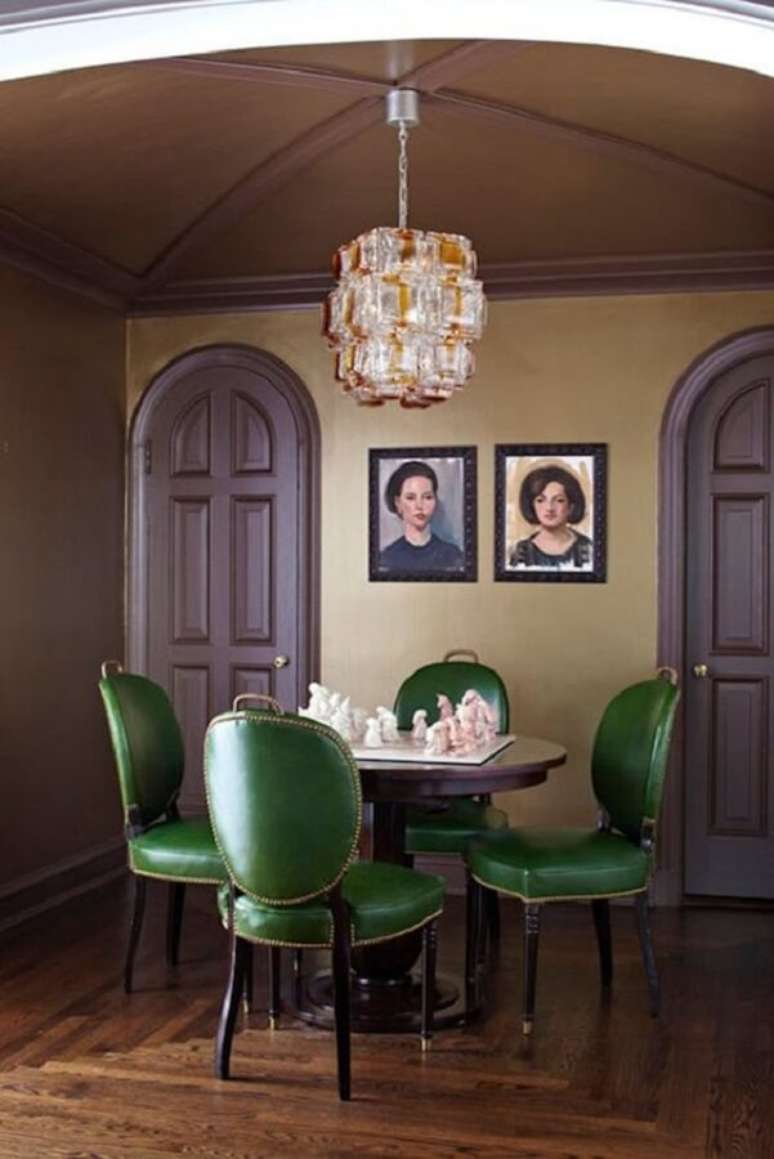 34. Decoração clássica de sala de jantar com cadeira estofada verde e mesa redonda – Foto: Apartment Therapy