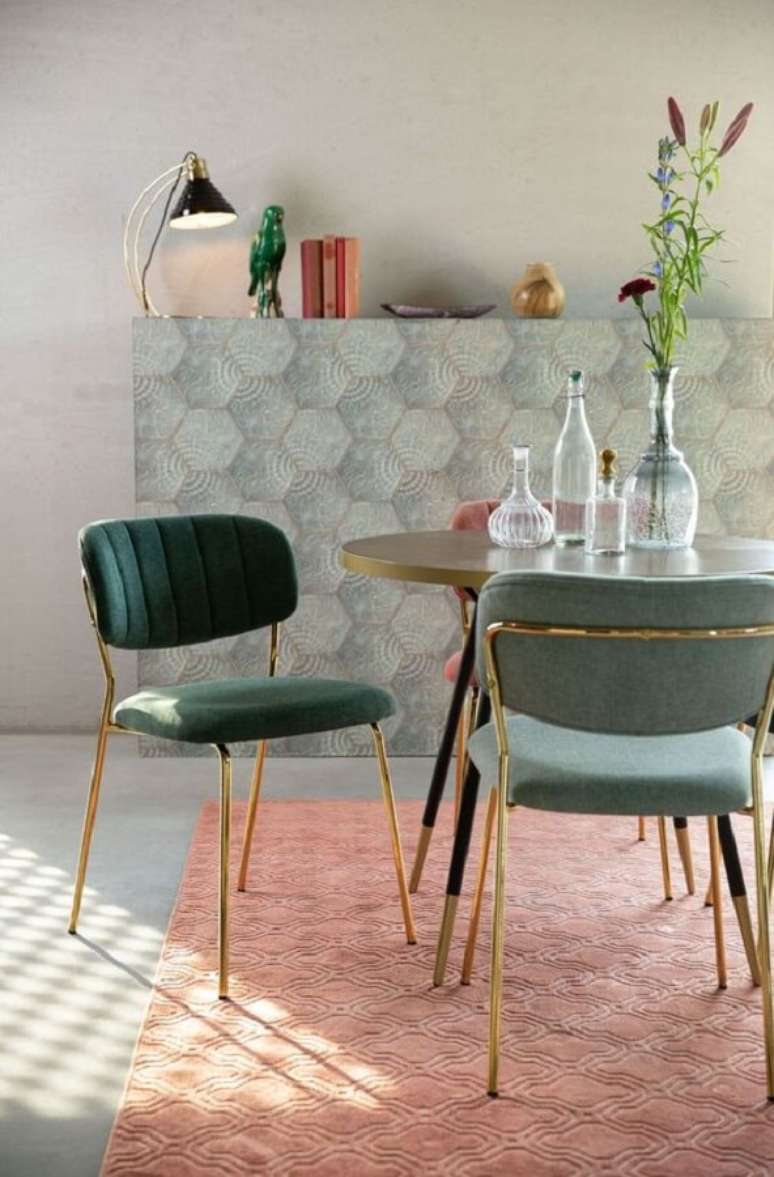 18. Cadeira estofada verde para sala de jantar simples decorada com mesa redonda e tapete rosa – Foto: HelloChair