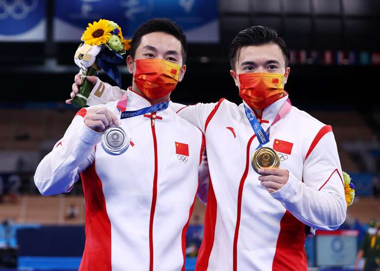 Chineses Liu Yang e You Hao of China mostram medalhas de ouro e prata conquistadas nesta segunda-feira Lindsey Wasson/Reuters