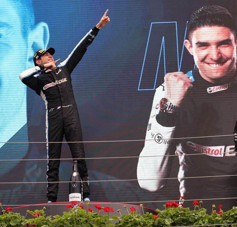 Esteban Ocon comemora sua primeira vitória na F1 no GP da Hungria.