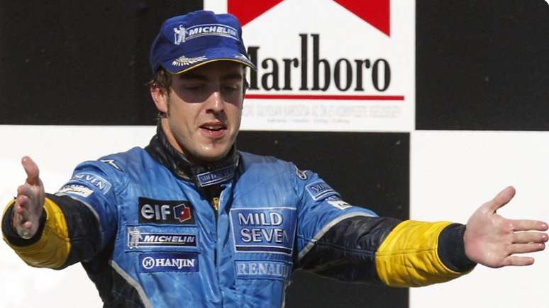 Fernando Alonso celebrando seu primeiro triunfo na F1 no GP da Hungria, em 2003.
