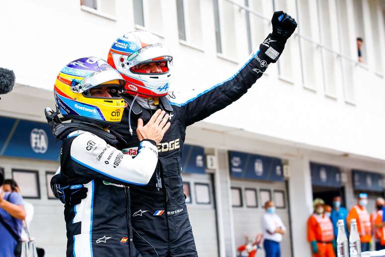 Alonso e Ocon festejam a primeira vitória do time Alpine na F1.