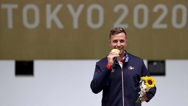 Jean Quiquampoix, da França, celebra medalha de ouro conquistada nos Jogos Olímpicos de Tóquio Ann Wang Reuters