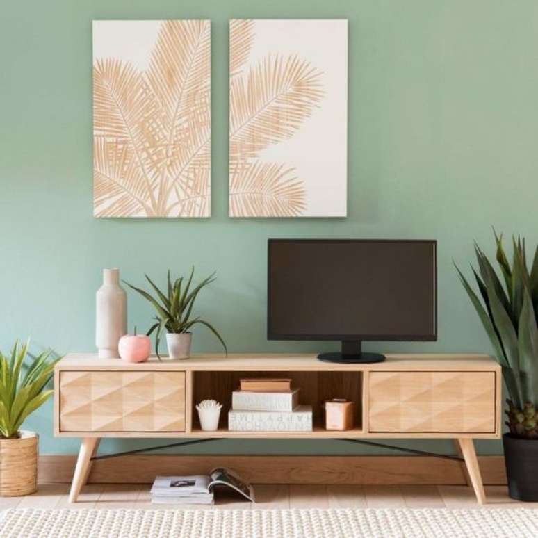40. Decoração com cores de tinta para sala em verde claro com móveis de madeira e quadros modernos – Foto Pinterest