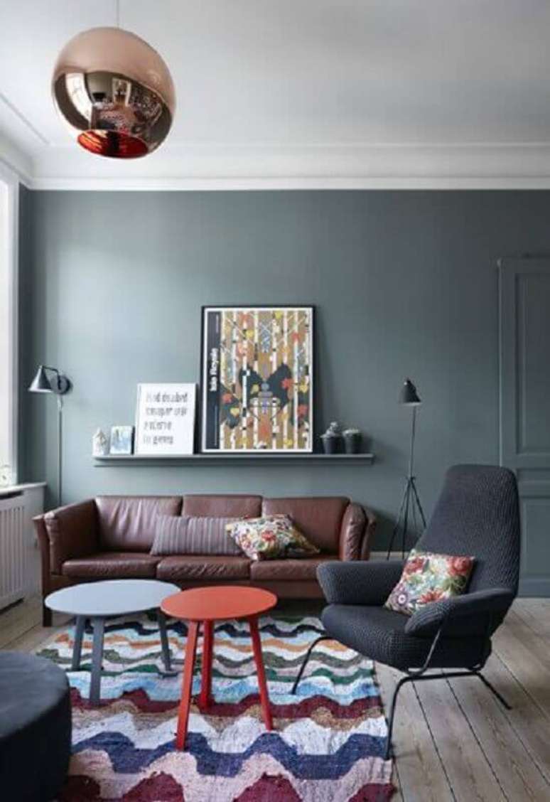 66. Sala de estar decorada com tapete colorido e poltrona preta -Foto The Sweet Spot