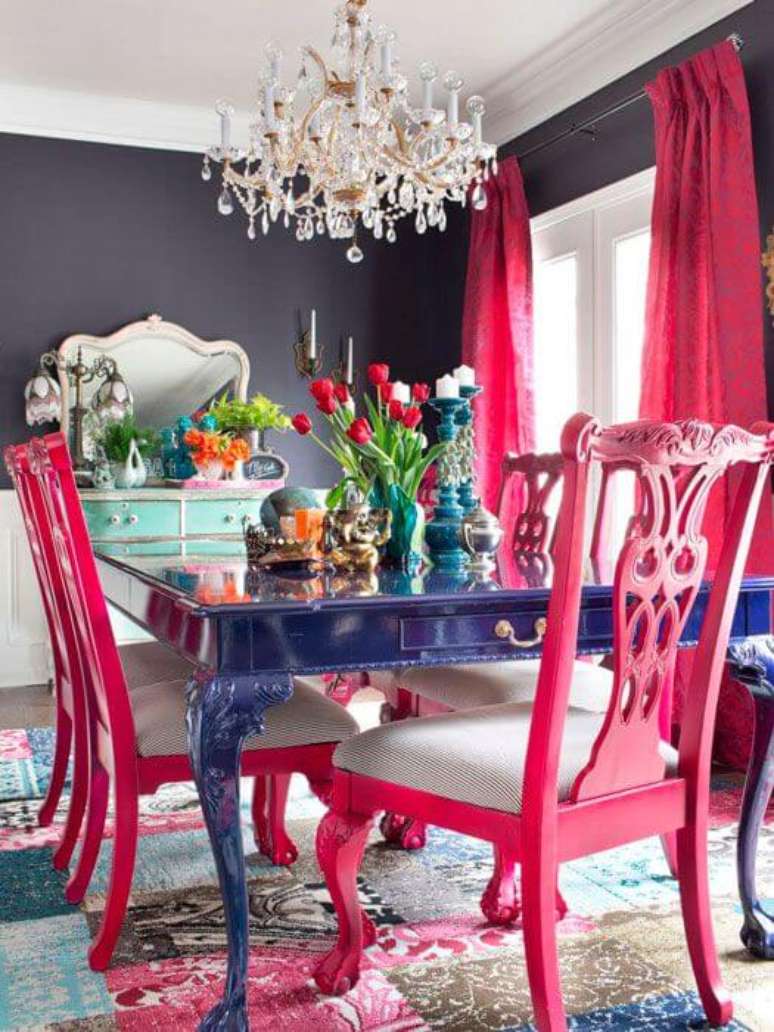 40. Mesa retrô na cor azul com cadeiras em pink e lustre de cristal – Foto-pinterest