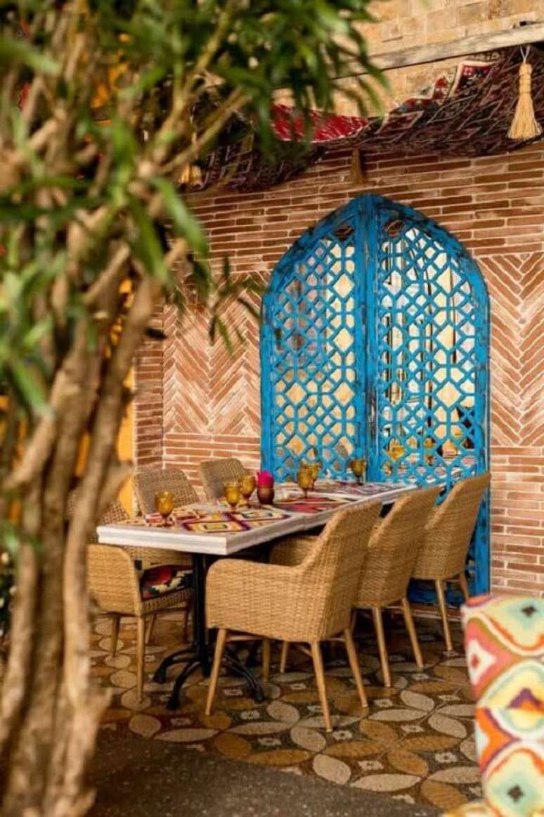 55. A porta vazada em azul turquesa refor&ccedil;a a decora&ccedil;&atilde;o indiana na &aacute;rea externa. Fonte: Pinterest