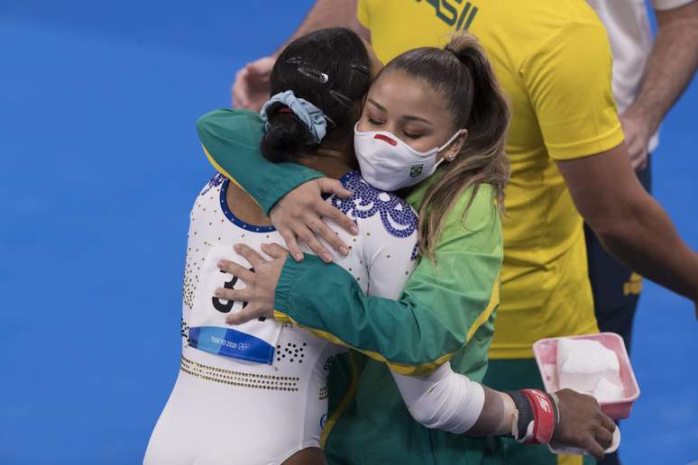 Rebeca Andrade abraça Flávia Saraiva durante a competição 