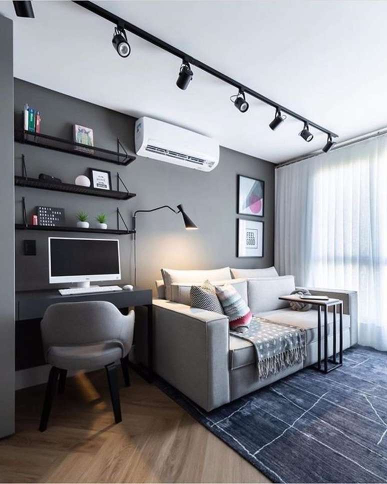 53. Home office na sala com cores de tinta cinza para parede e sofá na mesma tonalidade – Foto Pinterest