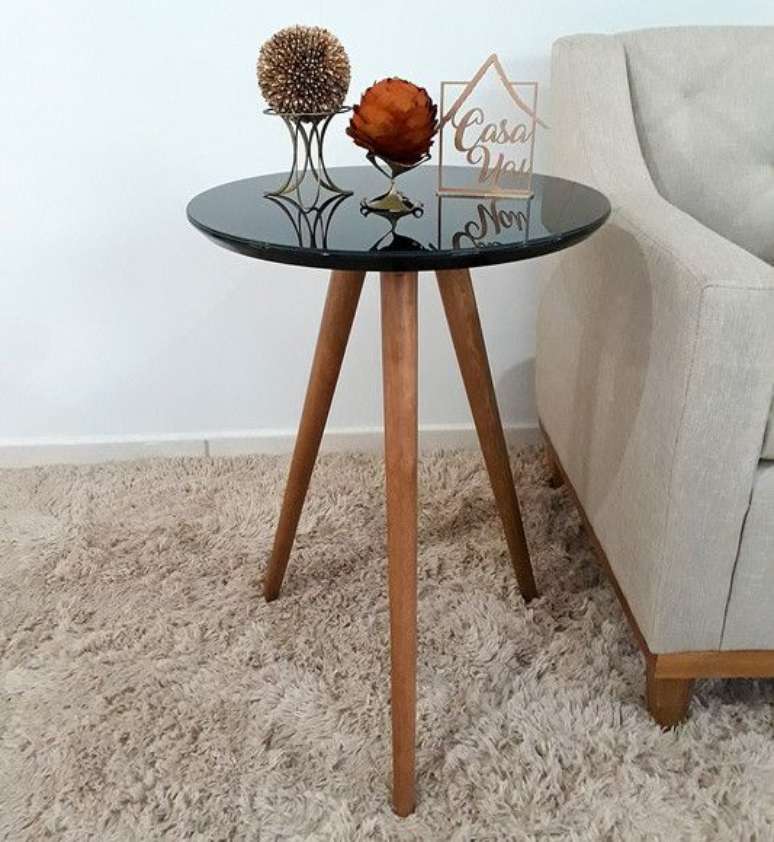 4. Mesa retr&ocirc; de canto perto do sof&aacute; &ndash; Foto Elo7