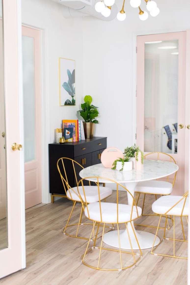 37. Mesa retr&ocirc; branca com cadeiras douradas &ndash; Foto Sugar and Cloth