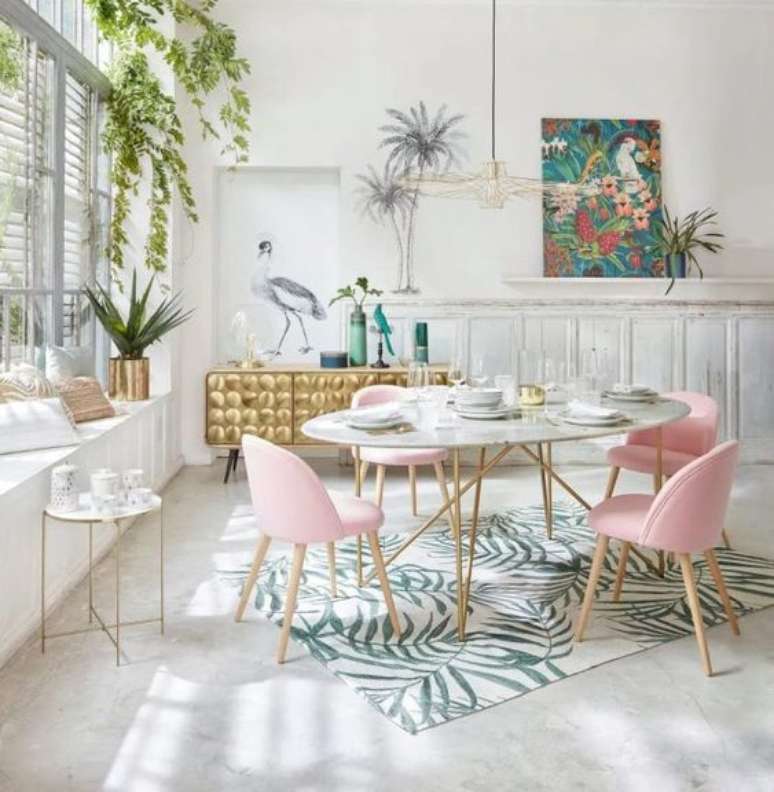 2. Sala de jantar feminina com cadeira retrô e decoração de plantas – Foto Homelisty