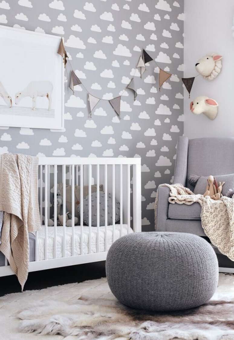 64. Como decorar um quarto de bebê cinza e branco com puff de crochê e papel de parede de nuvens – Foto: Pinterest