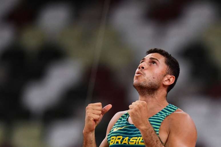 Thiago Braz conquista o bronze em Tóquio e comemora (Foto: Ben STANSALL / AFP)