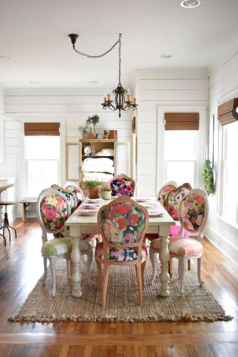 62. Sala grande decorada com mesa retrô e cadeiras vintage coloridas e florais – Foto Chair Whimsy