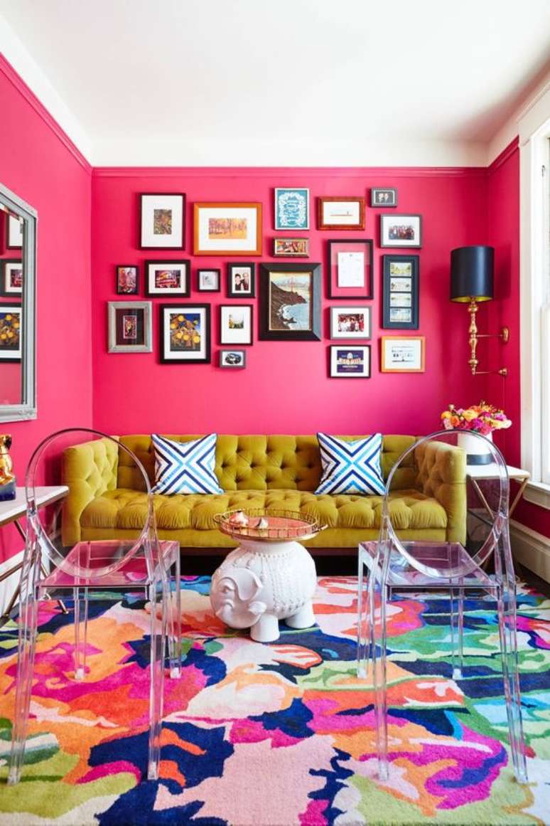 52. Decoração moderna com cores de tinta para sala em rosa pink e sofá mostarda – Foto Etsy