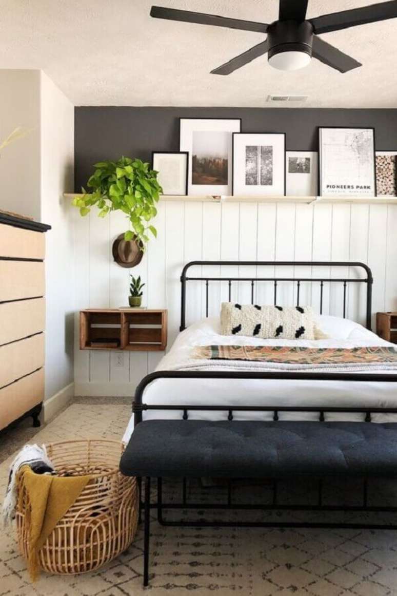16. Como decorar um quarto de casal com cama de ferro e caixotes de madeira no lugar do criado mudo &ndash; Foto: Article