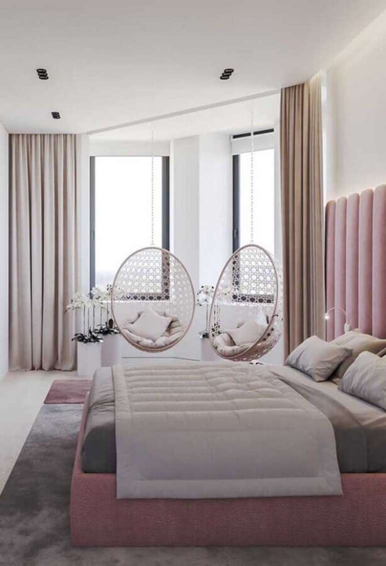 19. Como decorar um quarto de casal rosa e cinza com balanço suspenso – Foto: Pinterest