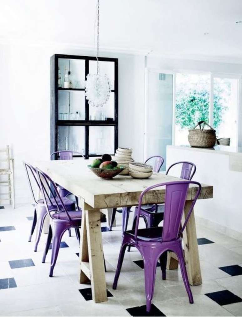 58. Sala de jantar com mesa retrô estilo cavalete e cadeiras roxas – Foto Casa Abril